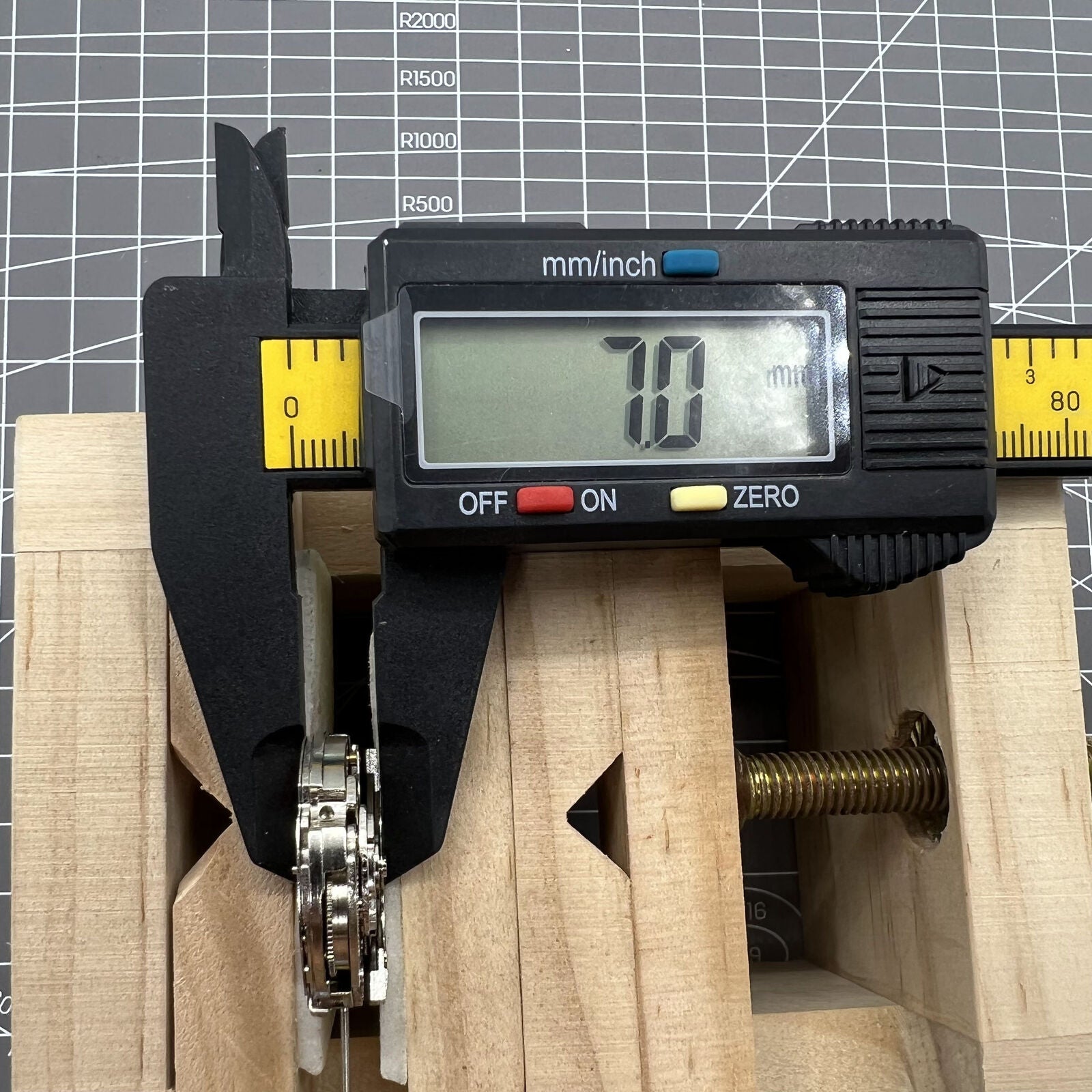 26.5mm Dandong 7120 automatic watch movement with multifunction dials for accurate timekeeping precision.