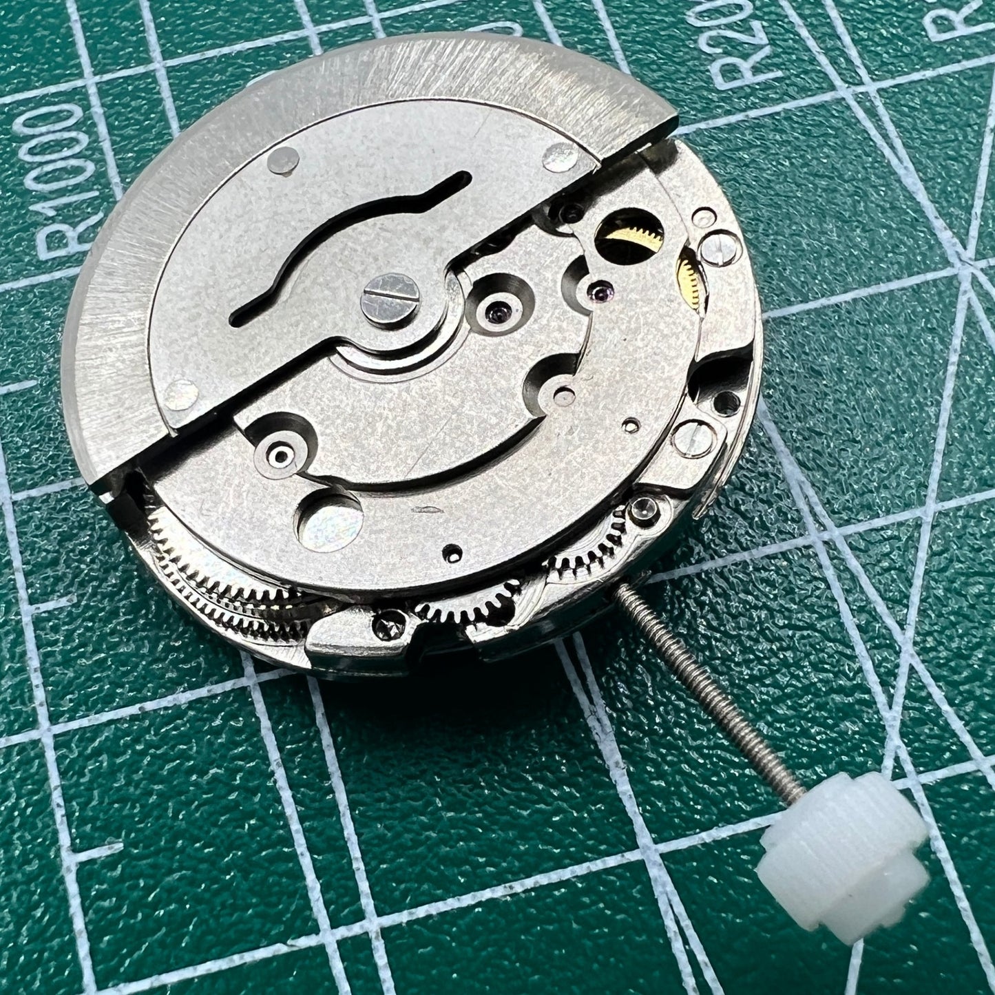 2813 mechanical watch movement displaying single calendar date at 3 o'clock, precision China-made mechanism.