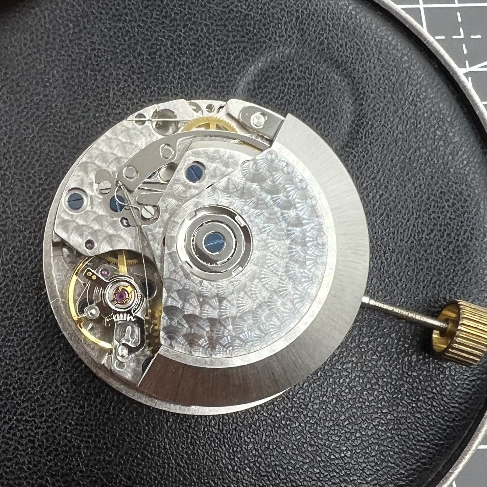 Schwarze Dandong Automatik Uhr mit 7753 mechanischem Werk, kleine Sekunde bei 9, eleganter Stil