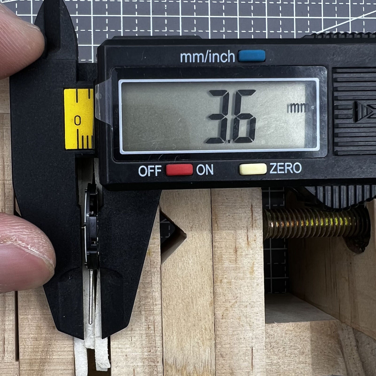 Hattori Epson VX19E quartz watch movement featuring date display at 6 o'clock for precise timekeeping.