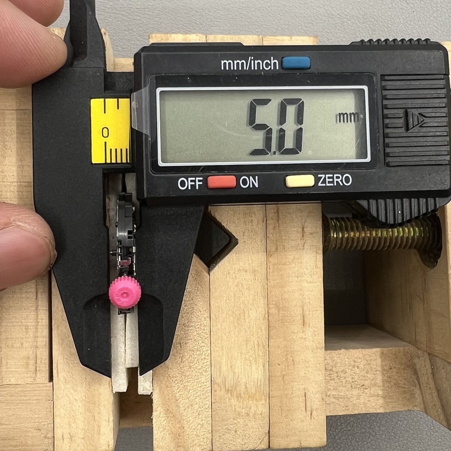 Citizen E100 Eco-Drive Solaruhr Quarzwerk Tag Datum bei Drei