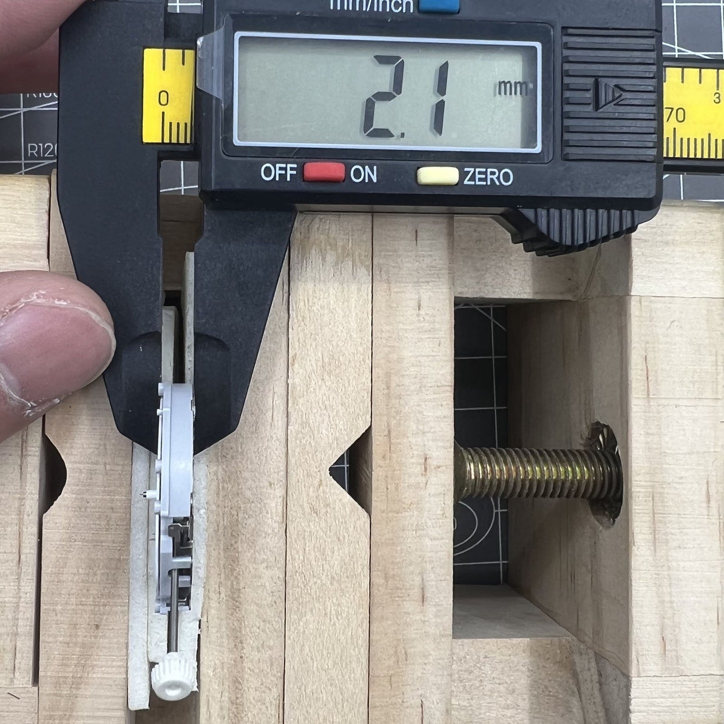 Sunon Quarzuhrwerk PE70 mit Datumsanzeige und kleiner Sekunde f�r pr�zise Zeitmessung