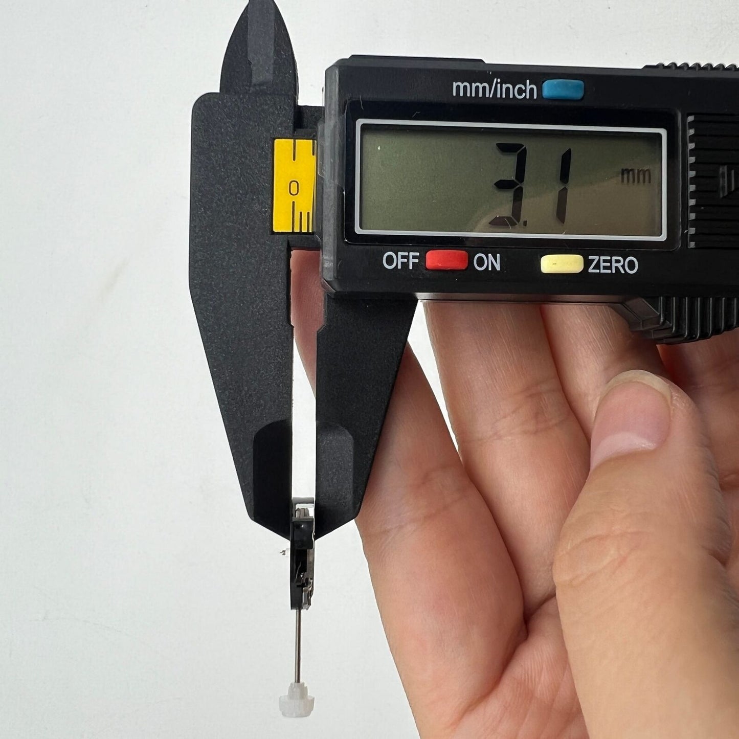 Sunon SL68 quartz watch movement with 3 hands, ideal for accurate watch repairs and replacements.