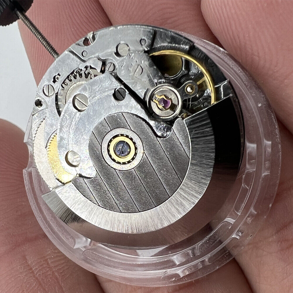 SHANGHAI 2824 automatic mechanical watch movement in silver with date display at 3 o'clock, China made.