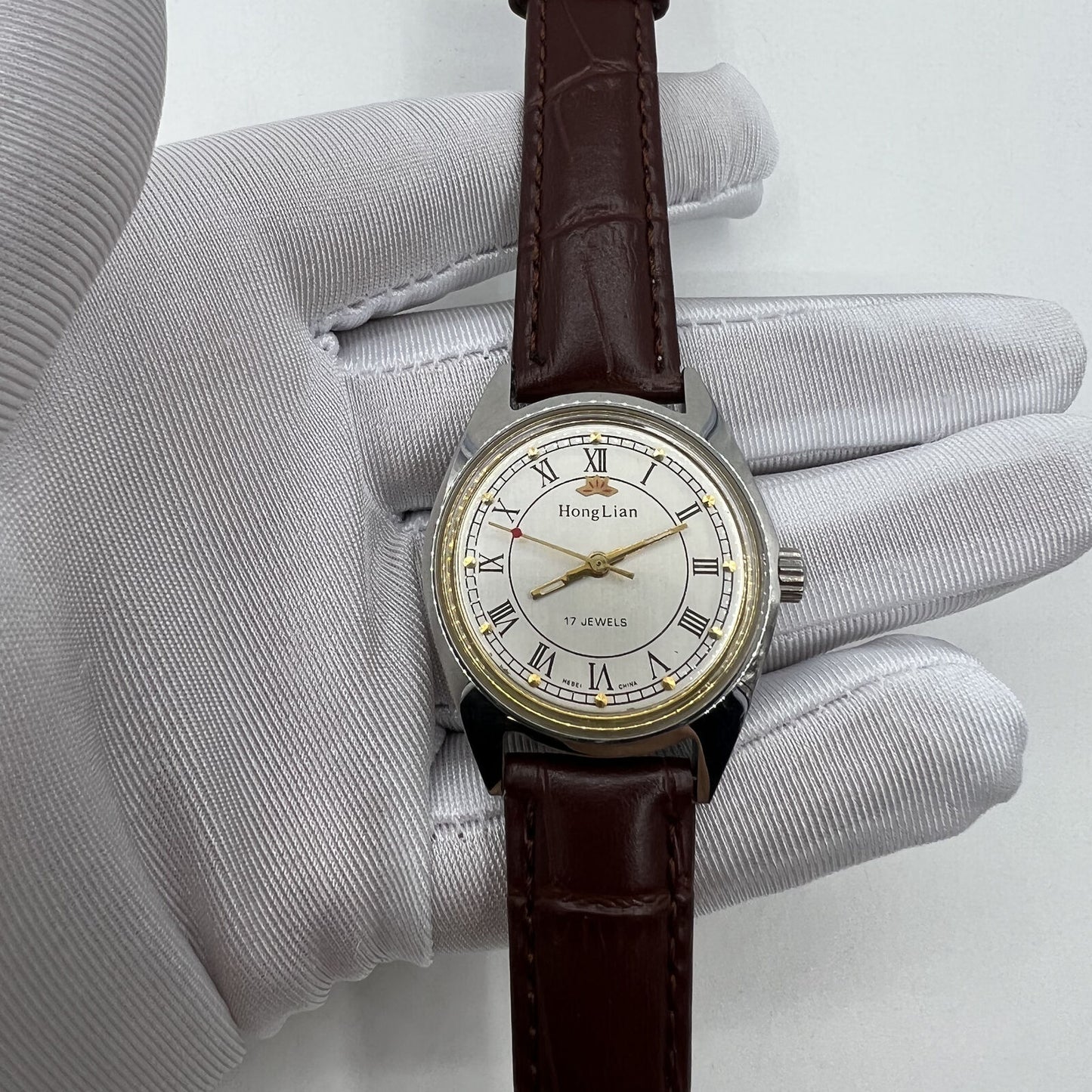 HONGLIAN 32mm manual mechanical watch with 17 jewels, Roman numeral dial, classic vintage style.