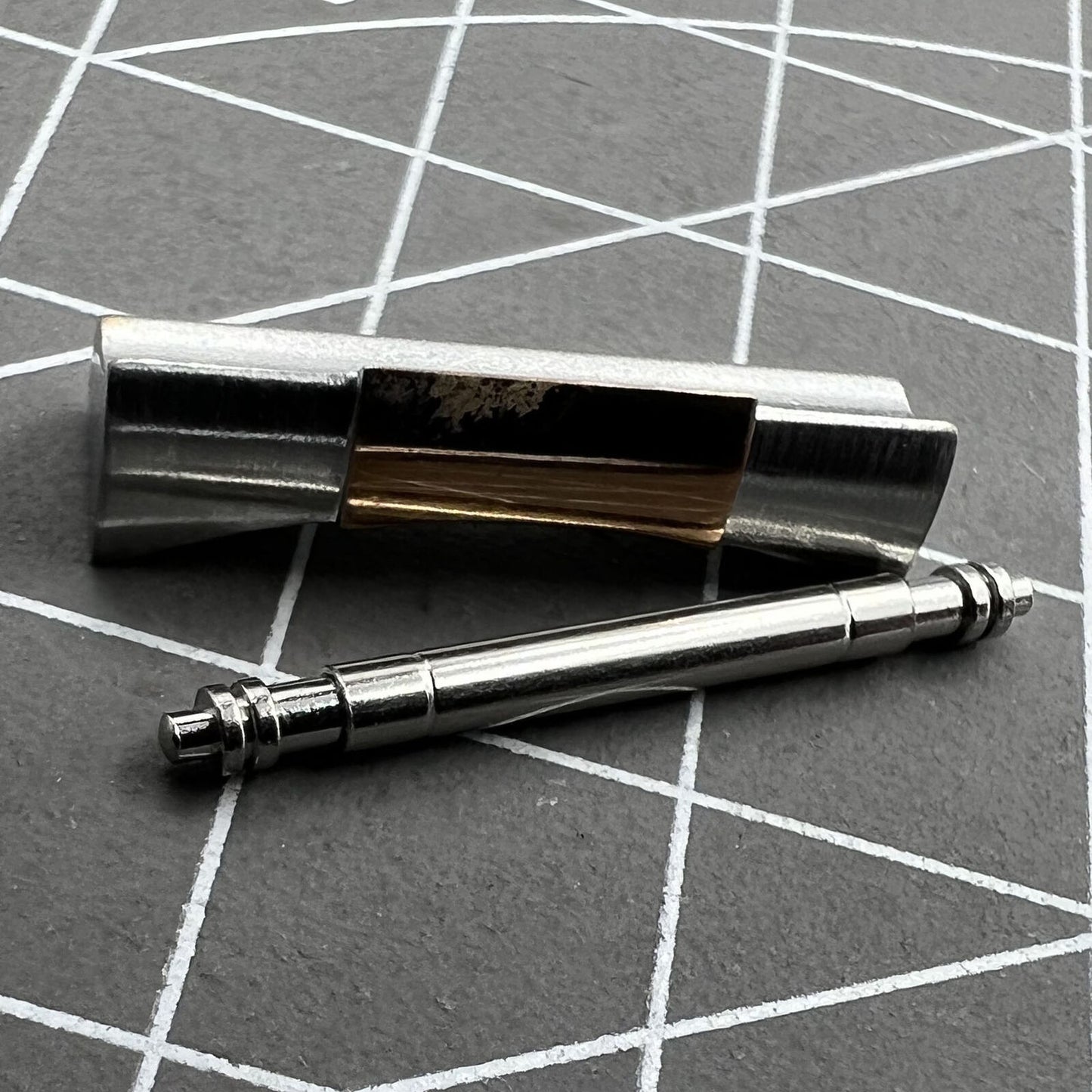 Curved end links for Daytona watch band 20/21mm, ensuring precise fit and stylish bracelet connection.