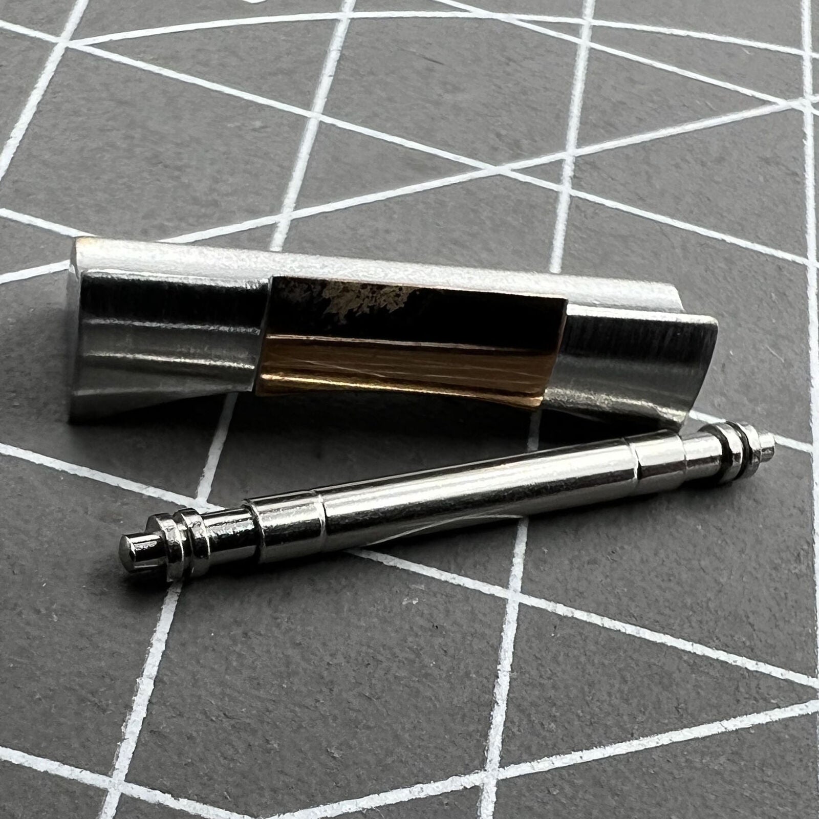 Curved end links for Daytona watch band 20/21mm, ensuring precise fit and stylish bracelet connection.