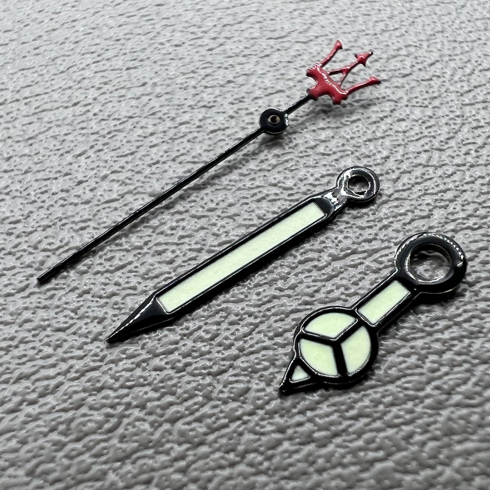 Green luminous watch hands set with pins for SKX007/009 NH35, ensuring clear night visibility and precise timekeeping.