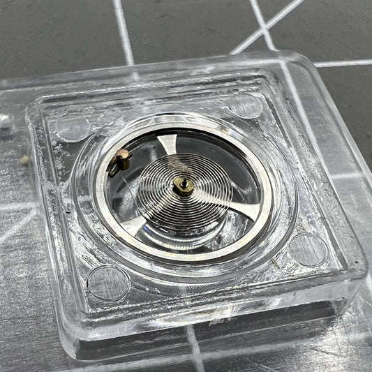 Komplettes Unruhrad mit Spiralfeder, passend für Uhrwerk 7009, asiatisches Uhrenteil