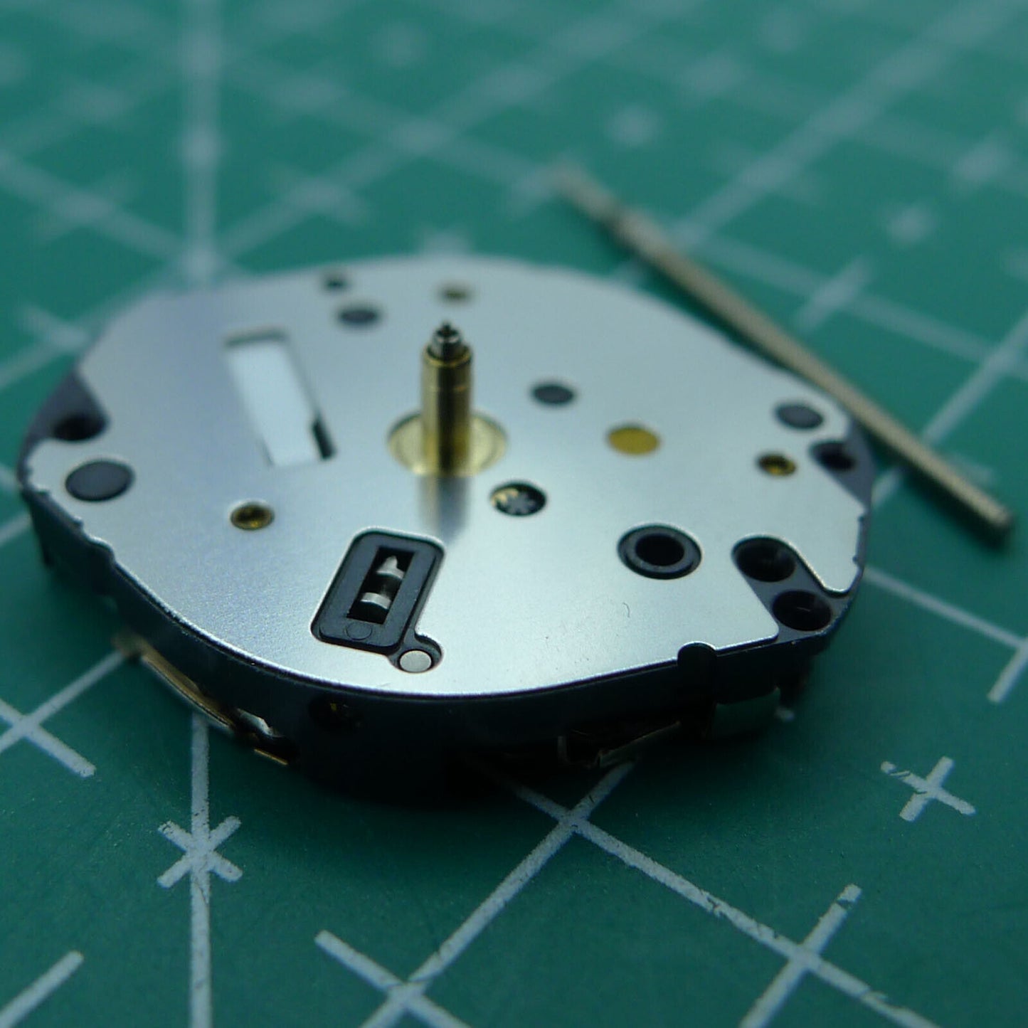Hattori TMI Y121 quartz movement, durable precision mechanism for reliable watch repairs and replacements