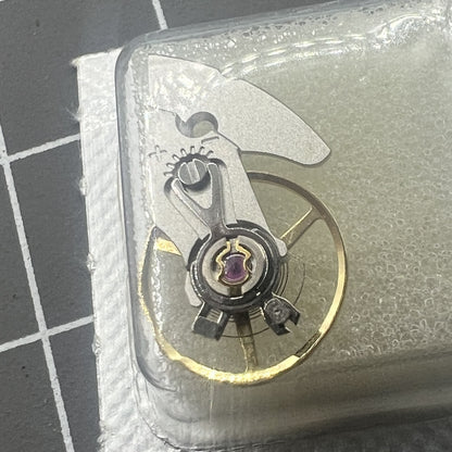 Balancier complet en argent sculpté avec attelle générique pour mouvement ETA2892A2