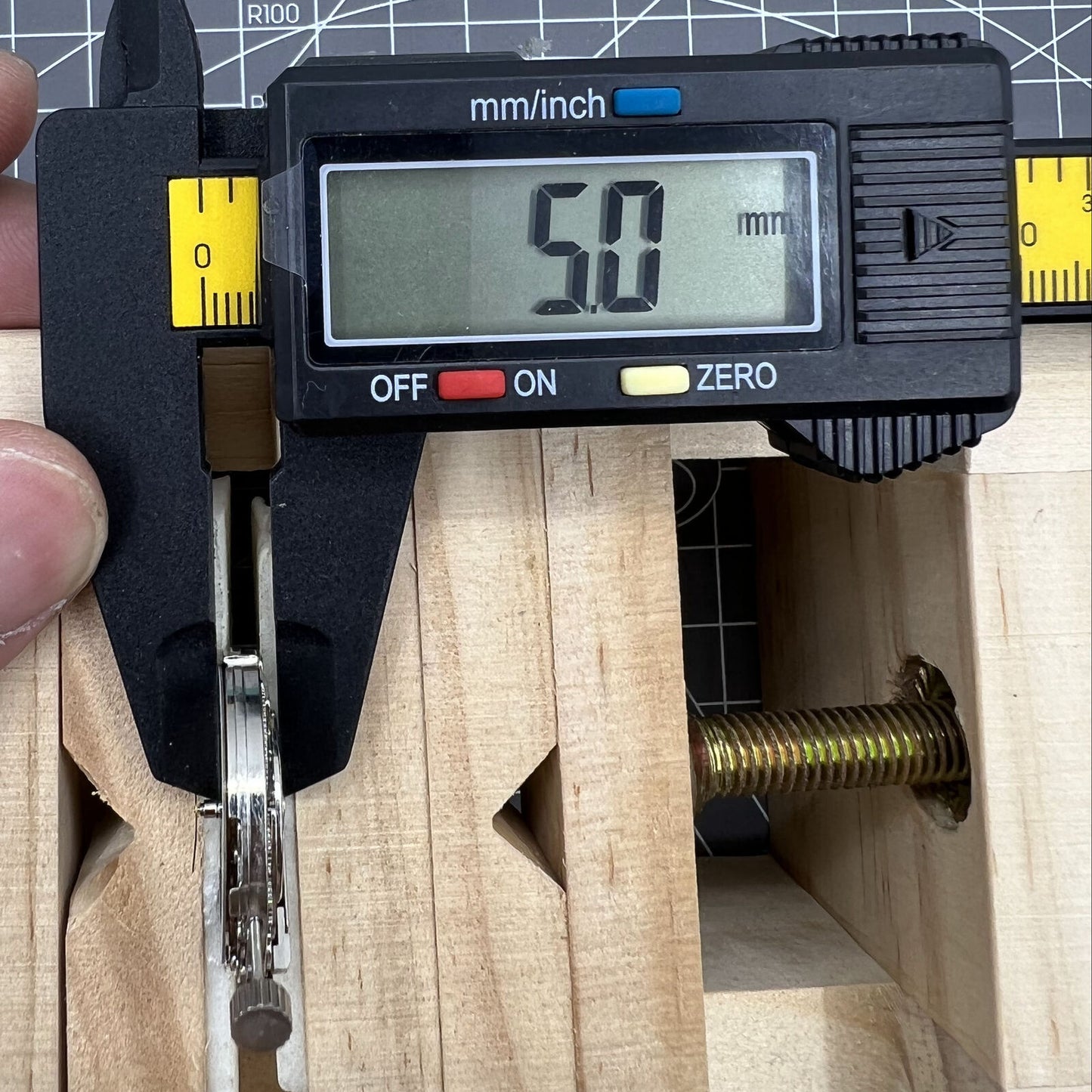 ST1612 mechanical watch movement with automatic calendar display, precise and durable mechanism.