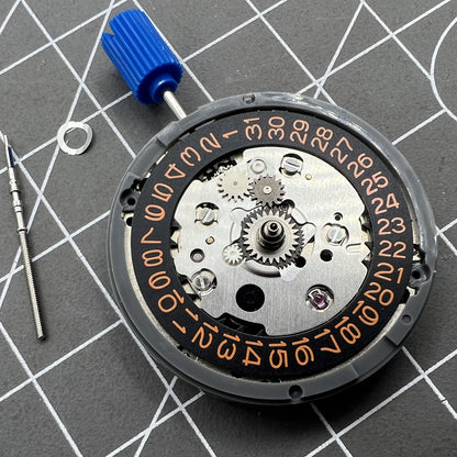 Seiko NH34 Automatik GMT Uhrwerk mit Sekundenstopp, oranger Schriftzug, f�r pr�zise Zeitmessung