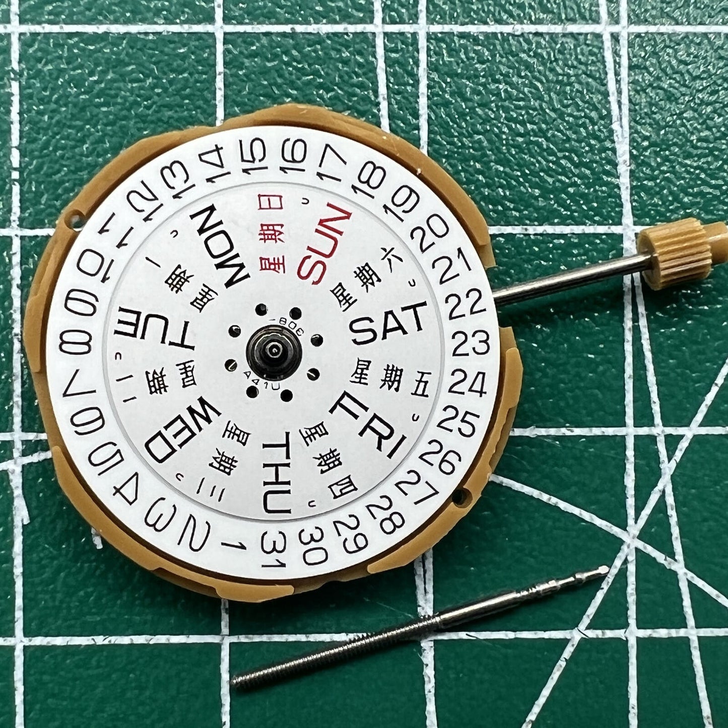 Miyota GM00 quartz movement displaying English and Chinese date, reliable watch component by Miyota.