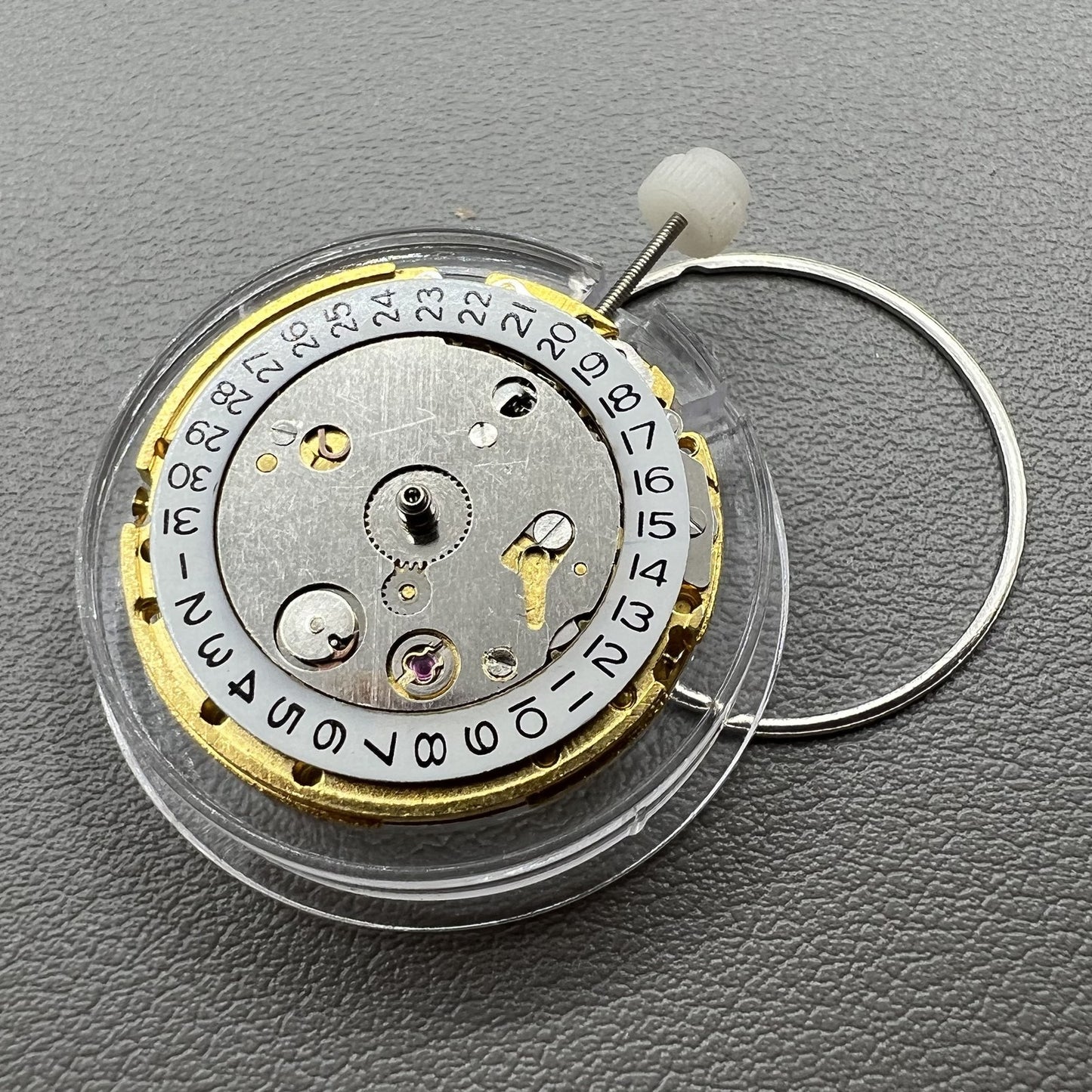 Golden Mingzhu 8205 mechanical watch movement with single calendar, ideal for precise accessory replacements.