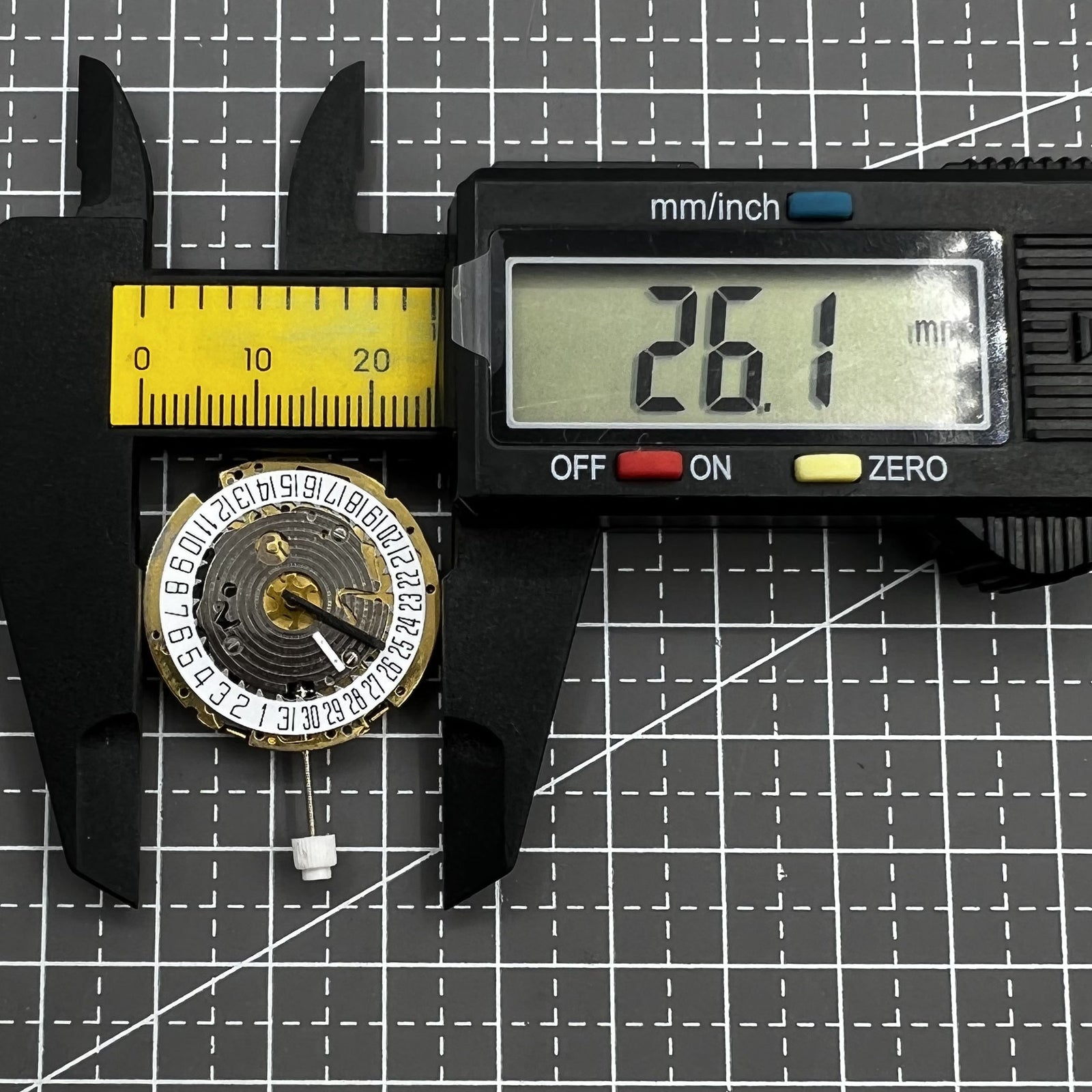 Swiss ISA Quarzuhrwerk 8176-2050 watch movement with small seconds at 2 o'clock and date at 6 o'clock for precision timekeeping.