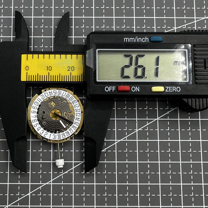 Swiss ISA Quarzuhrwerk 8176-2050 watch movement with small seconds at 2 o'clock and date at 6 o'clock for precision timekeeping.