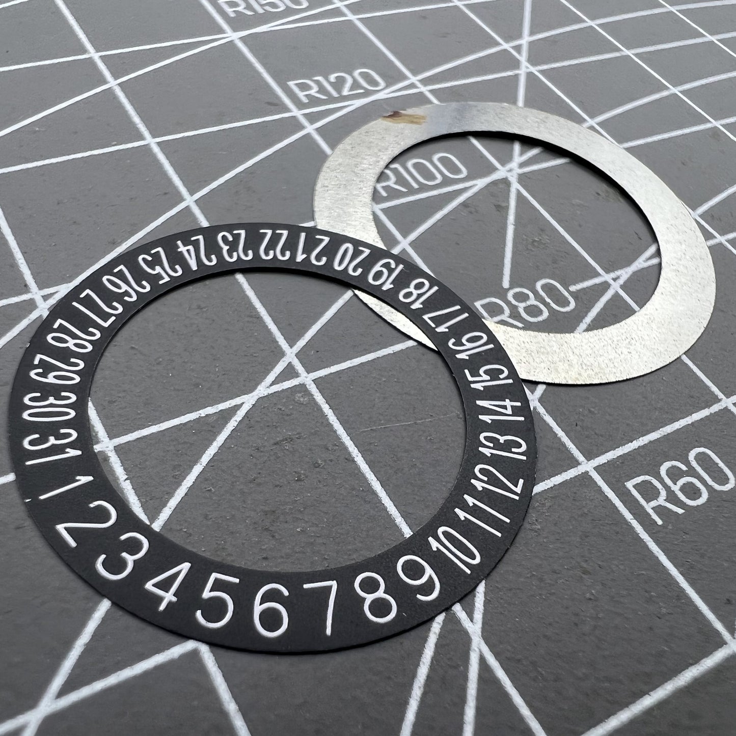 2 Stück Datumsscheibe Overlay Weiß Schrit Schwarz Hintergrund Datum bei 6 Uhr