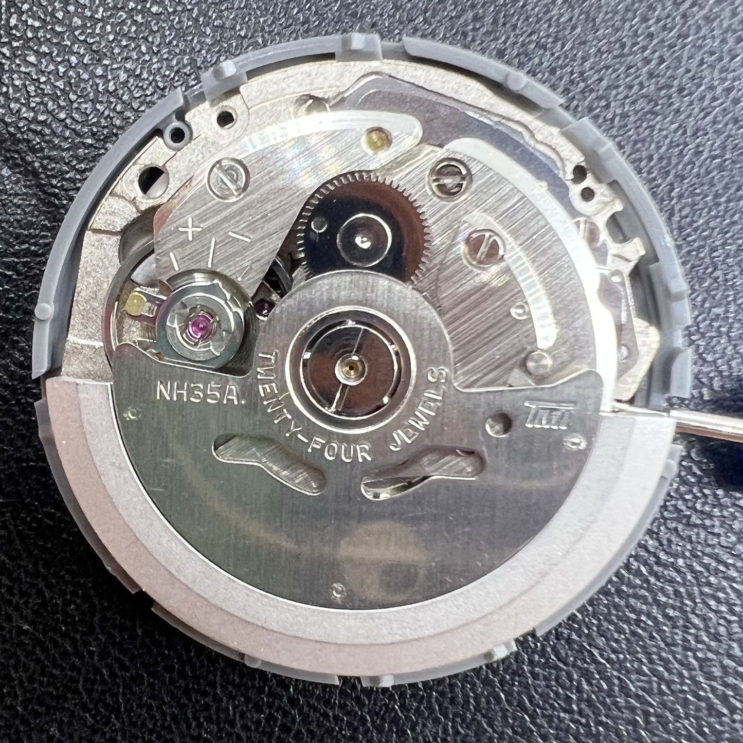 Seiko NH35 Automatik-Uhr mit orangenem Datumsfenster und Vintage-Design, 24 Steine Uhrwerk.