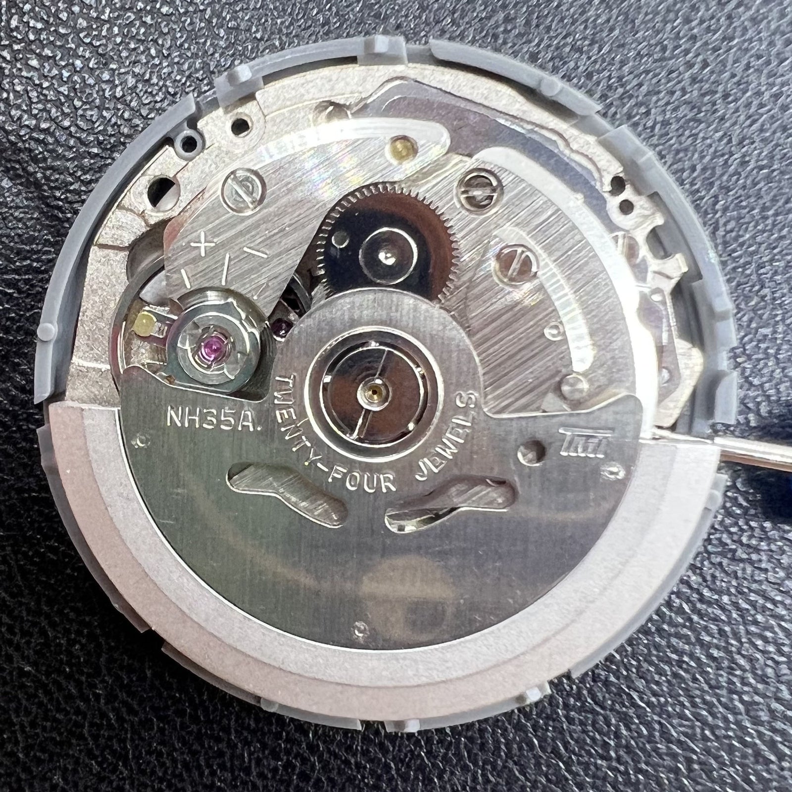 Seiko NH35 Automatik-Uhr mit orangenem Datumsfenster und Vintage-Design, 24 Steine Uhrwerk.