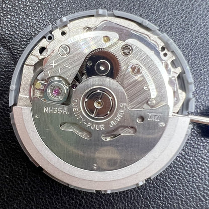 Seiko NH35 Automatik-Uhr mit orangenem Datumsfenster und Vintage-Design, 24 Steine Uhrwerk.