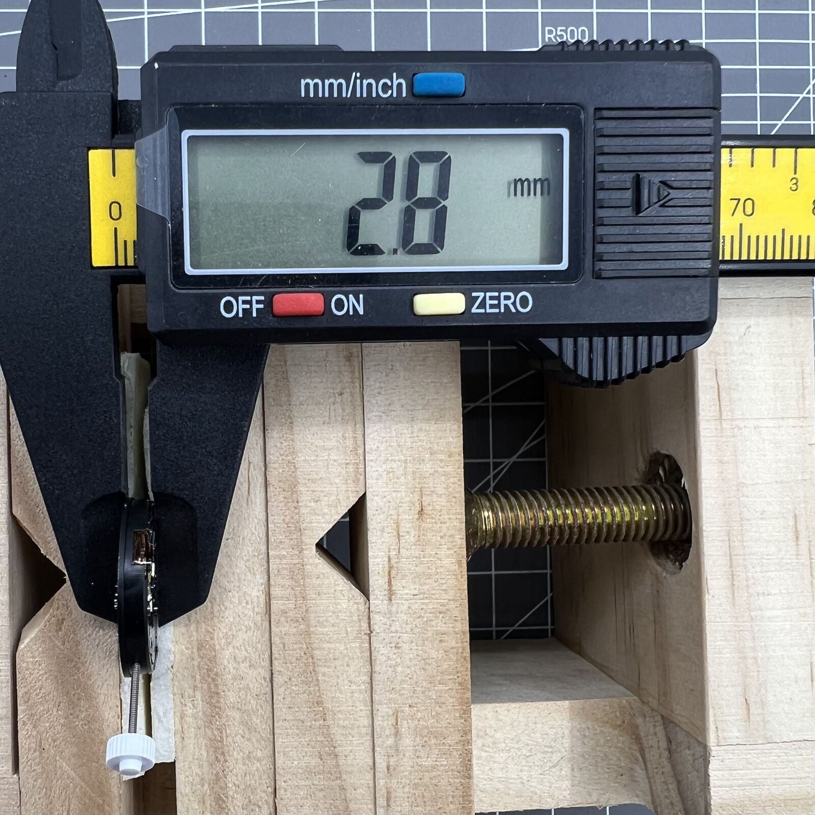 Swiss Made Ronda 585 quartz watch movement with date at 6, high precision for watch accessories