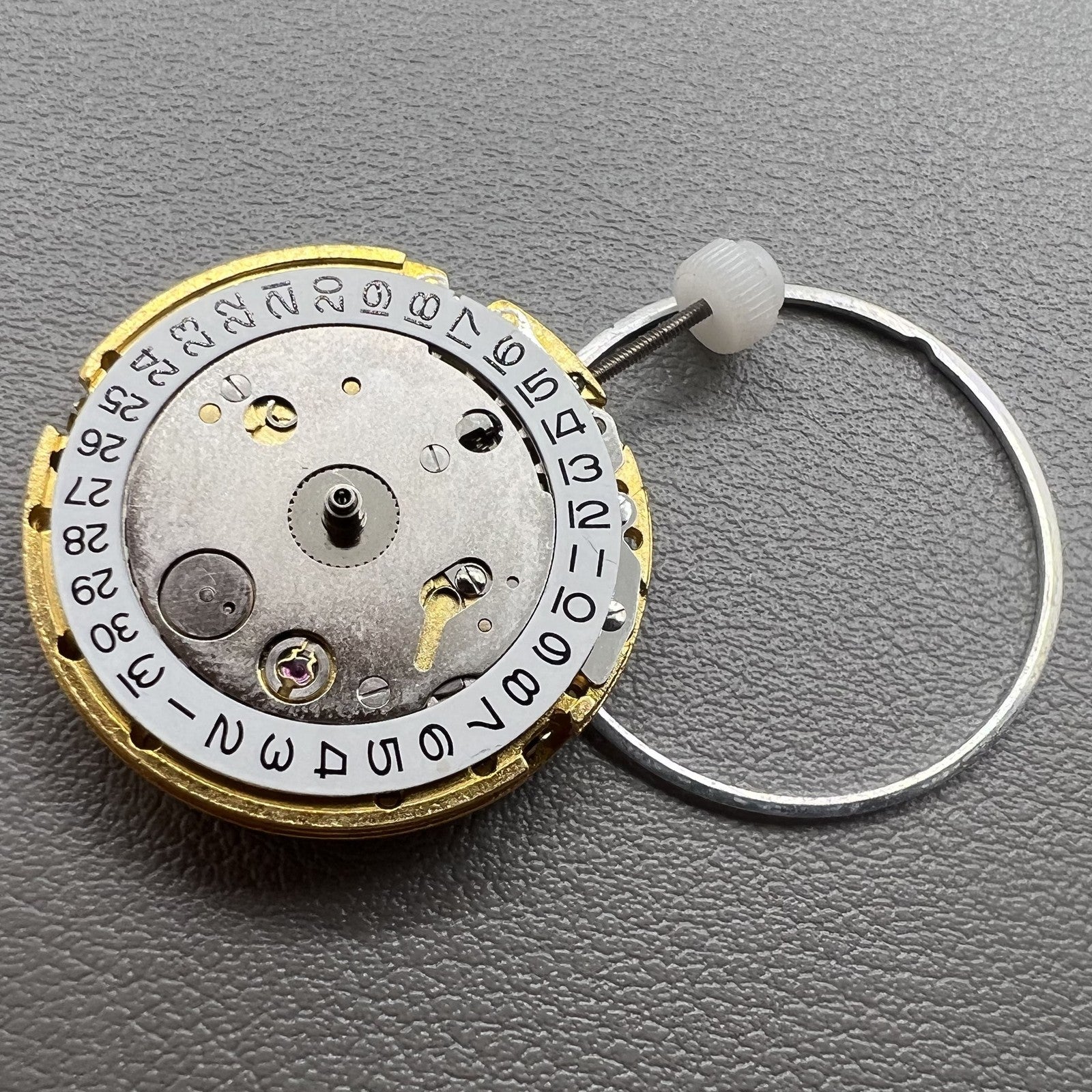 MINGZHU 2813 8205 golden automatic watch movement featuring 3 hands and date window at 3 o?clock