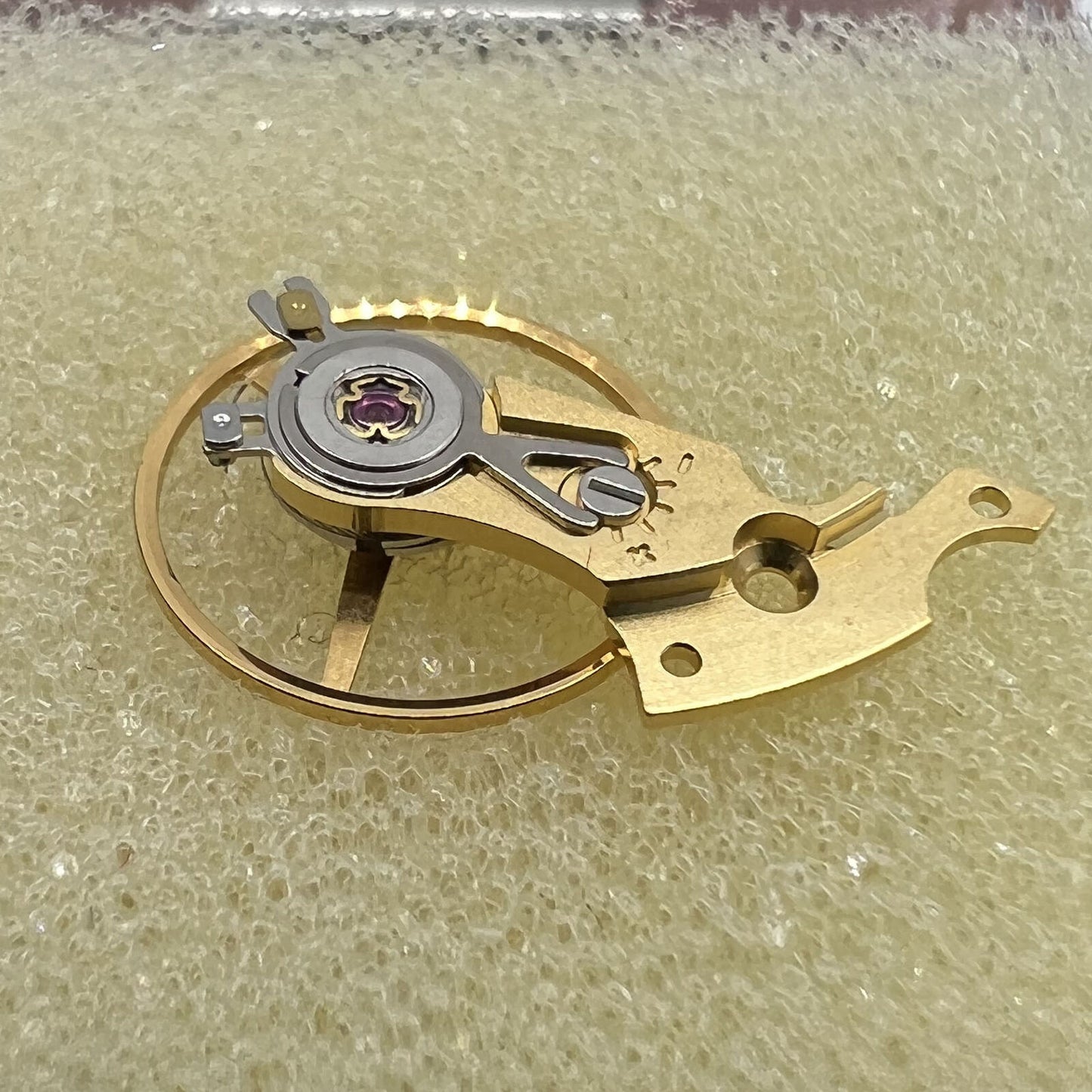 Golden balance wheel with splint for SW200 SW220 SW240 watch movements, precision part, enhancing timekeeping accuracy.
