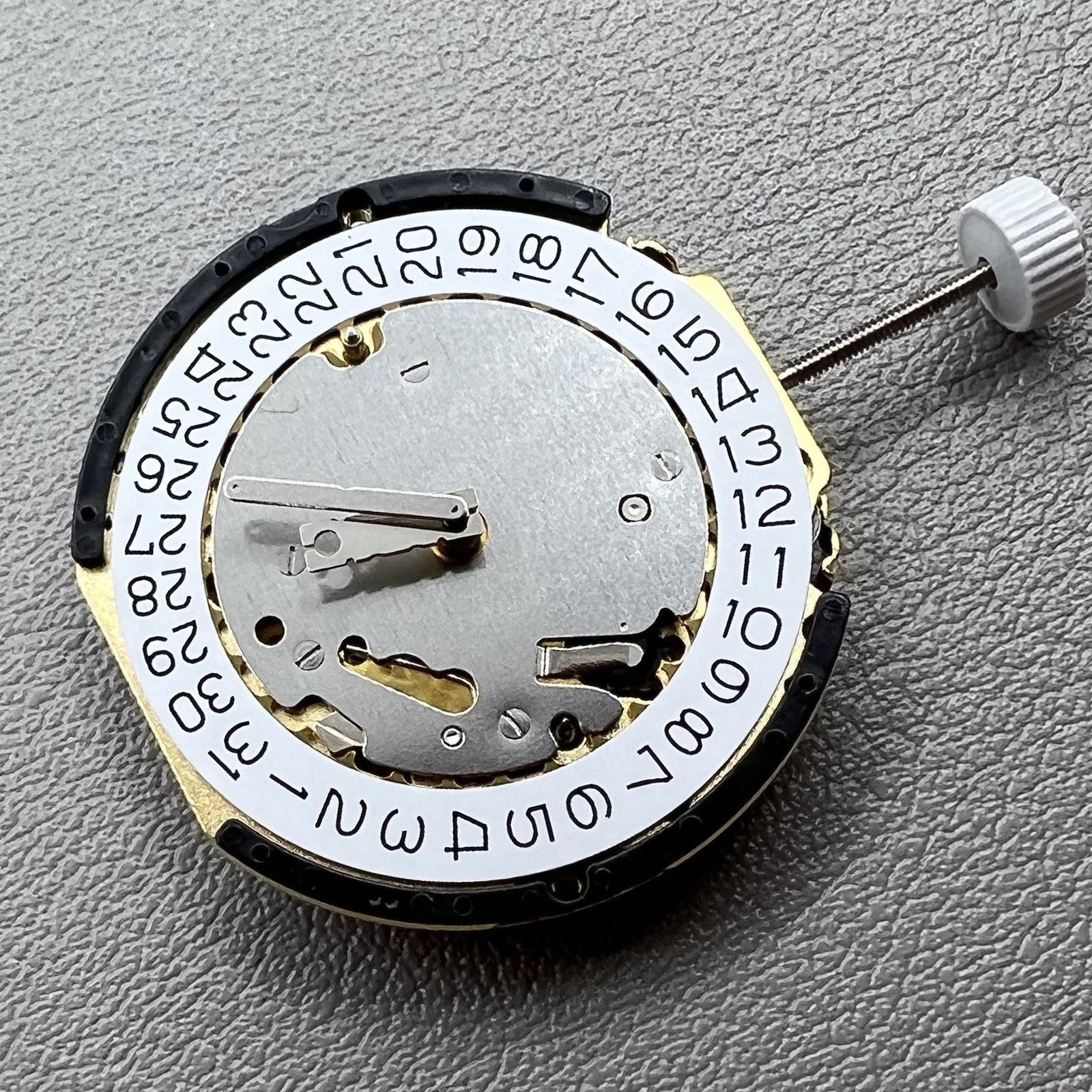 Quarzuhrwerk Swiss Ronda 3520D mit Datumsanzeige bei 3 Uhr Position, pr�zises Uhrwerk von Ronda.