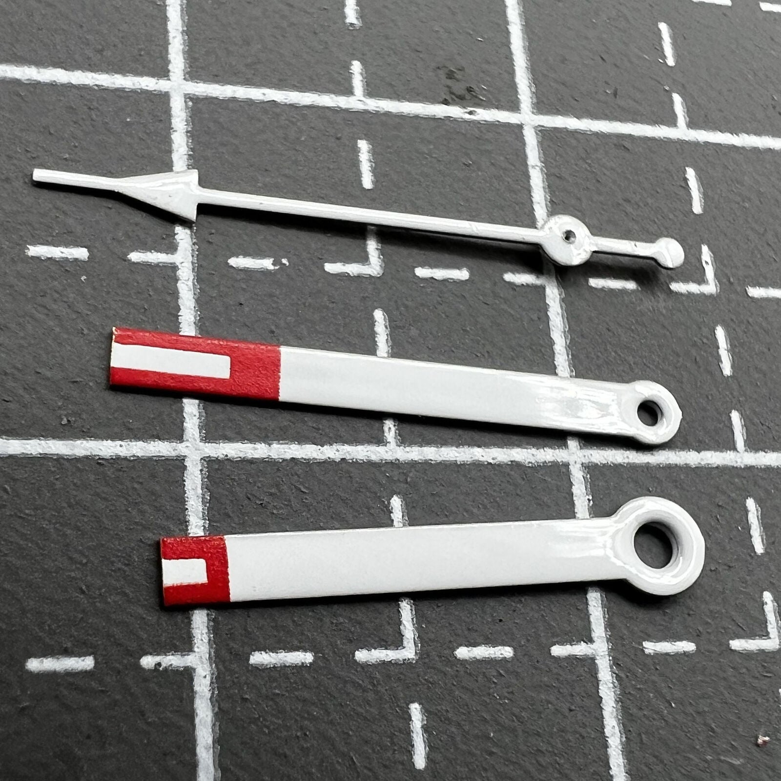 Red arrow-shaped watch hands compatible with Miyota 2035, sleek design by P1-H3-C35 for precise timekeeping.