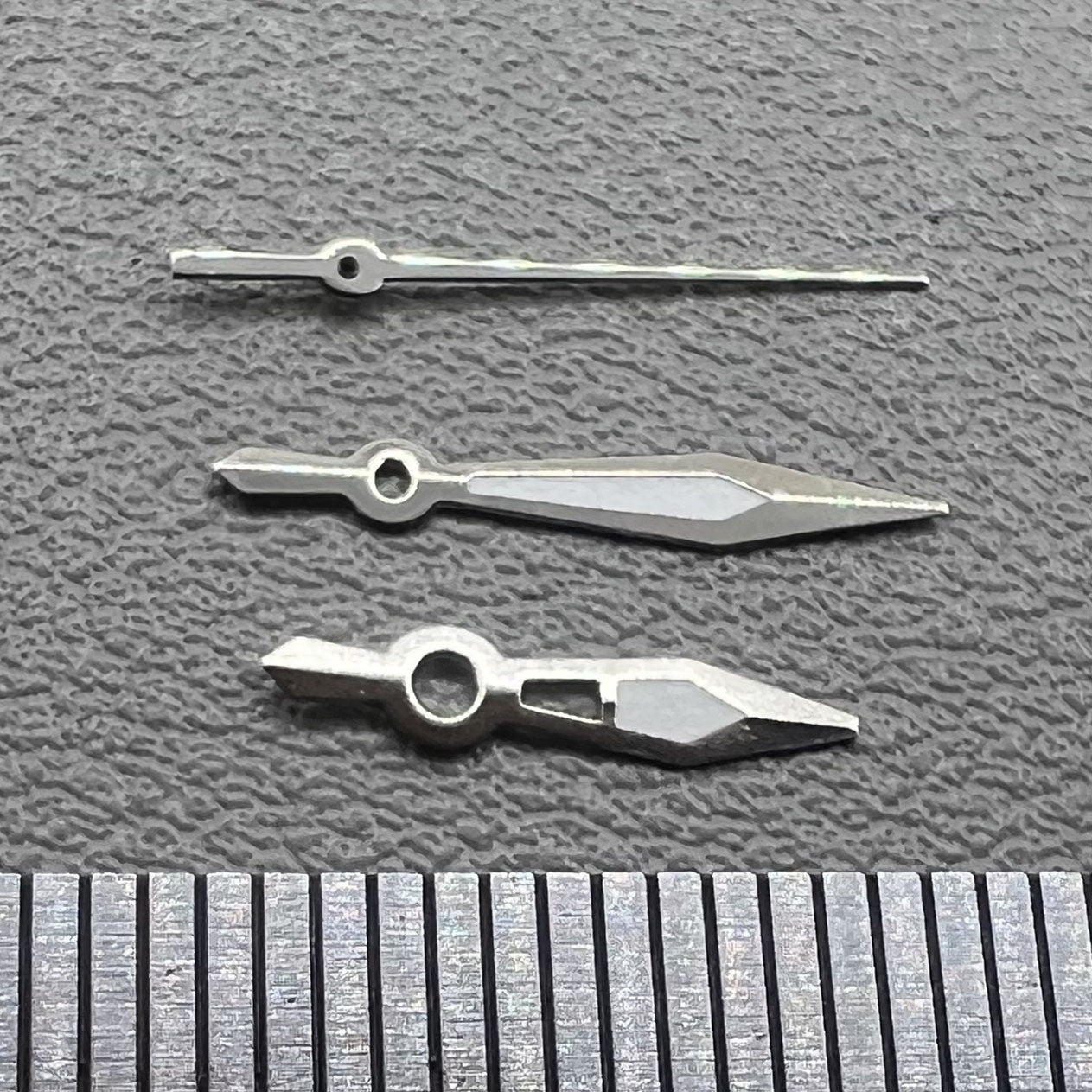 Silver-trimmed green lume arrow hands set for Ronda 515 watch movement. Perfect for upgrades.