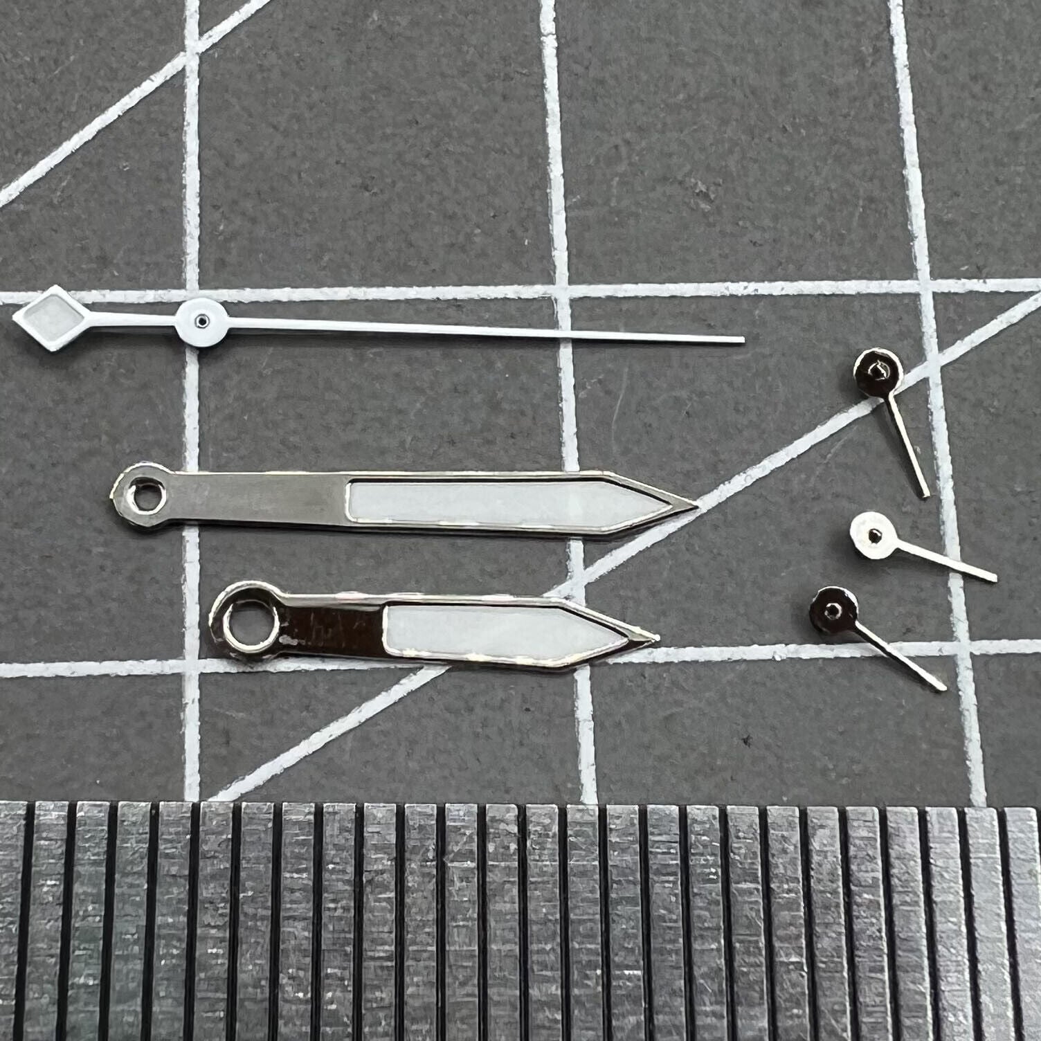 Silver and white trim luminous watch hands, 14.5mm, for VD53 VD54 VD57 movements.