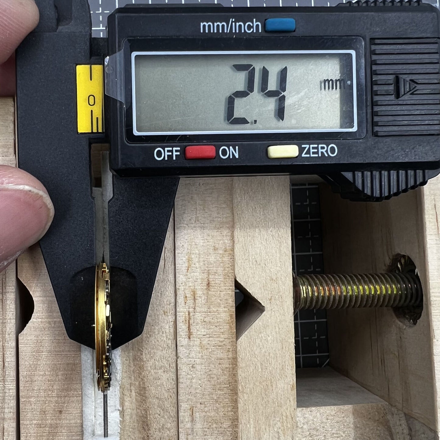 ETA255.461 Date At 4 quartz watch movement by ETA featuring precise timekeeping and single calendar function.