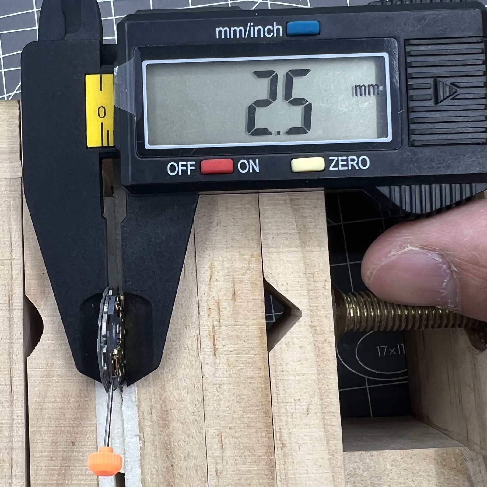 Miyota 1L12 Quartz watch movement with date display at 6 o'clock, precision Japanese mechanism for watch accessories.