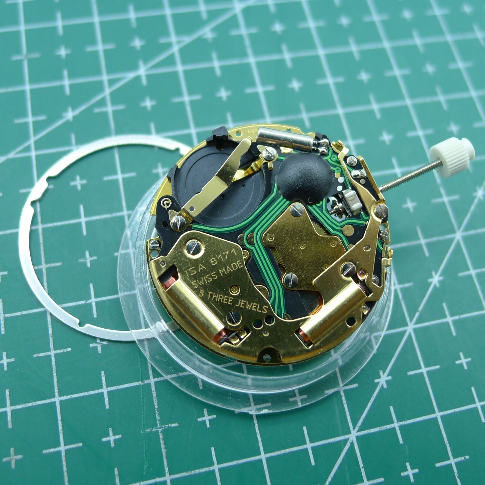 Swiss Made ISA 8171 quartz watch movement with date display at 6 o?clock, multifunctional features for watch repair and customization.