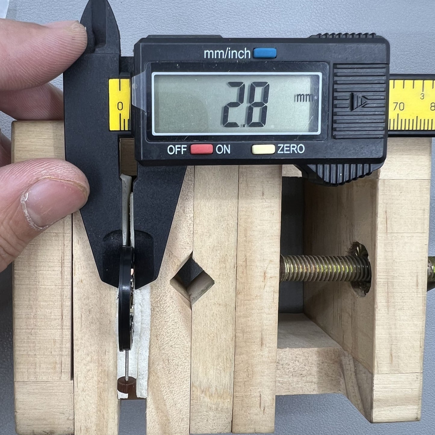 Schweizer schwarzes Festplattendatum bei 6 Ronda 515 Watch Quartz Bewegung 3 Hände