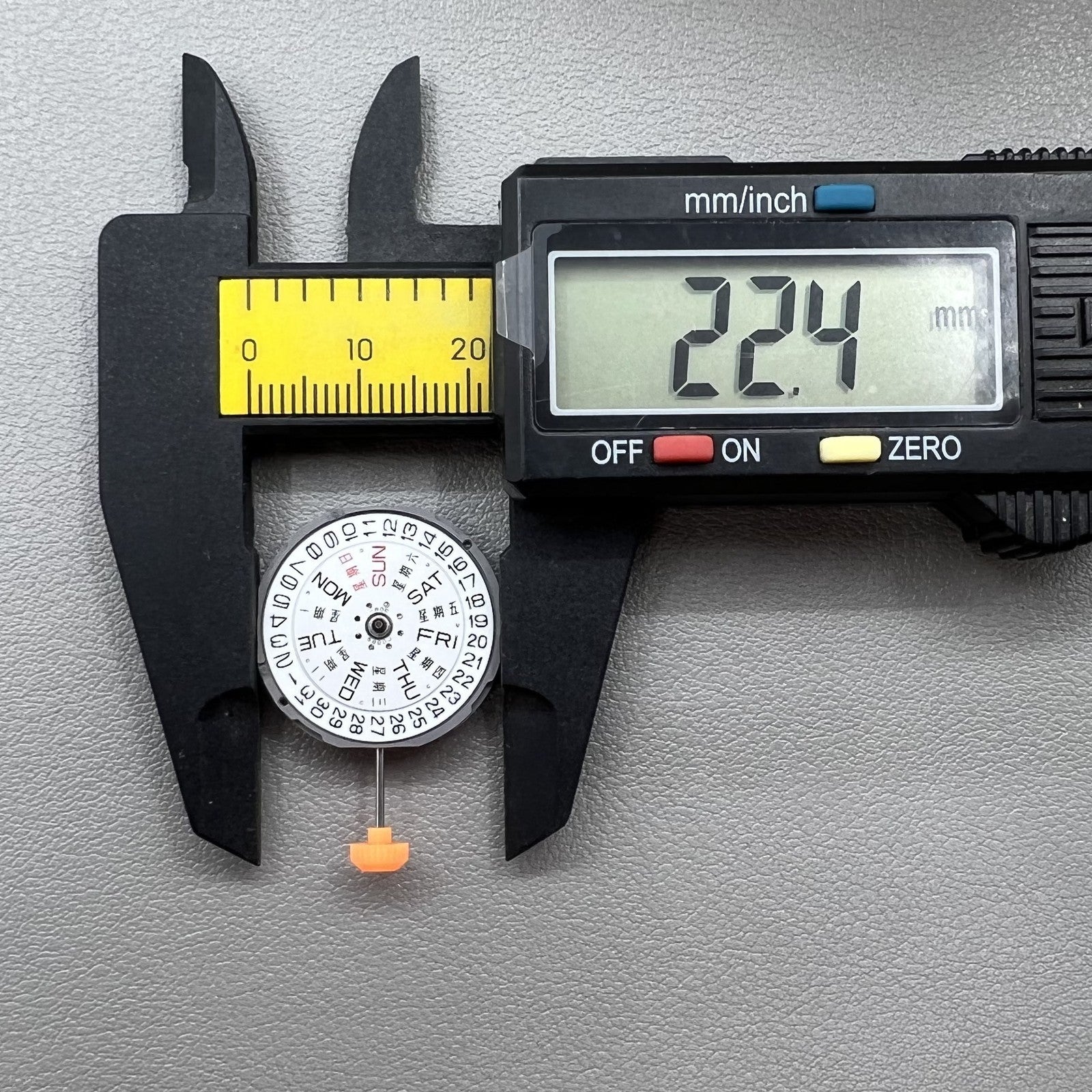 Japan Miyota 1M02 Quarz Uhrwerk mit drei Zeigern, Tag- und Datumsanzeige bei 3 Uhr, pr�zises Uhrwerk f�r Uhrenherstellung.