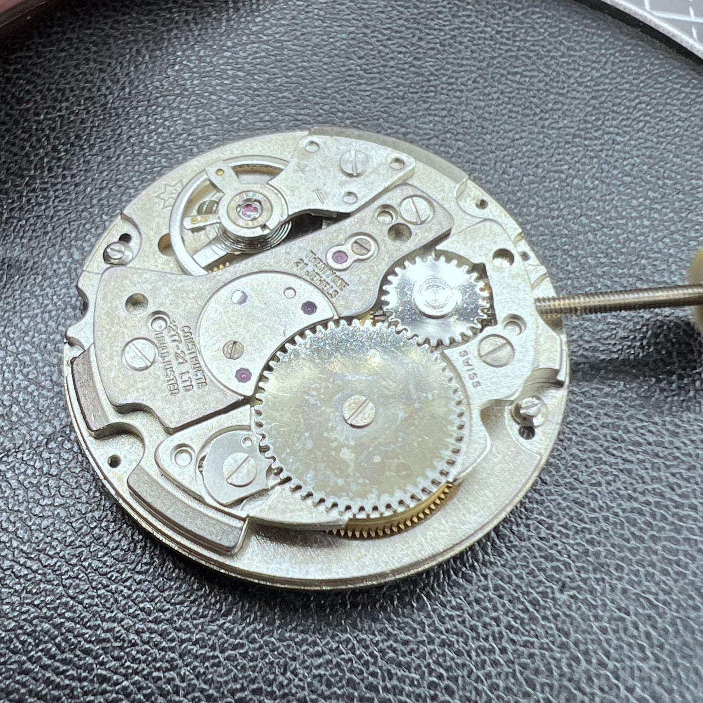 Manuelle Aufzugsuhr mit Swiss RONDA MATIC 1217-21 Uhrwerk, detaillierte Zerlegung und mechanische Bauweise.