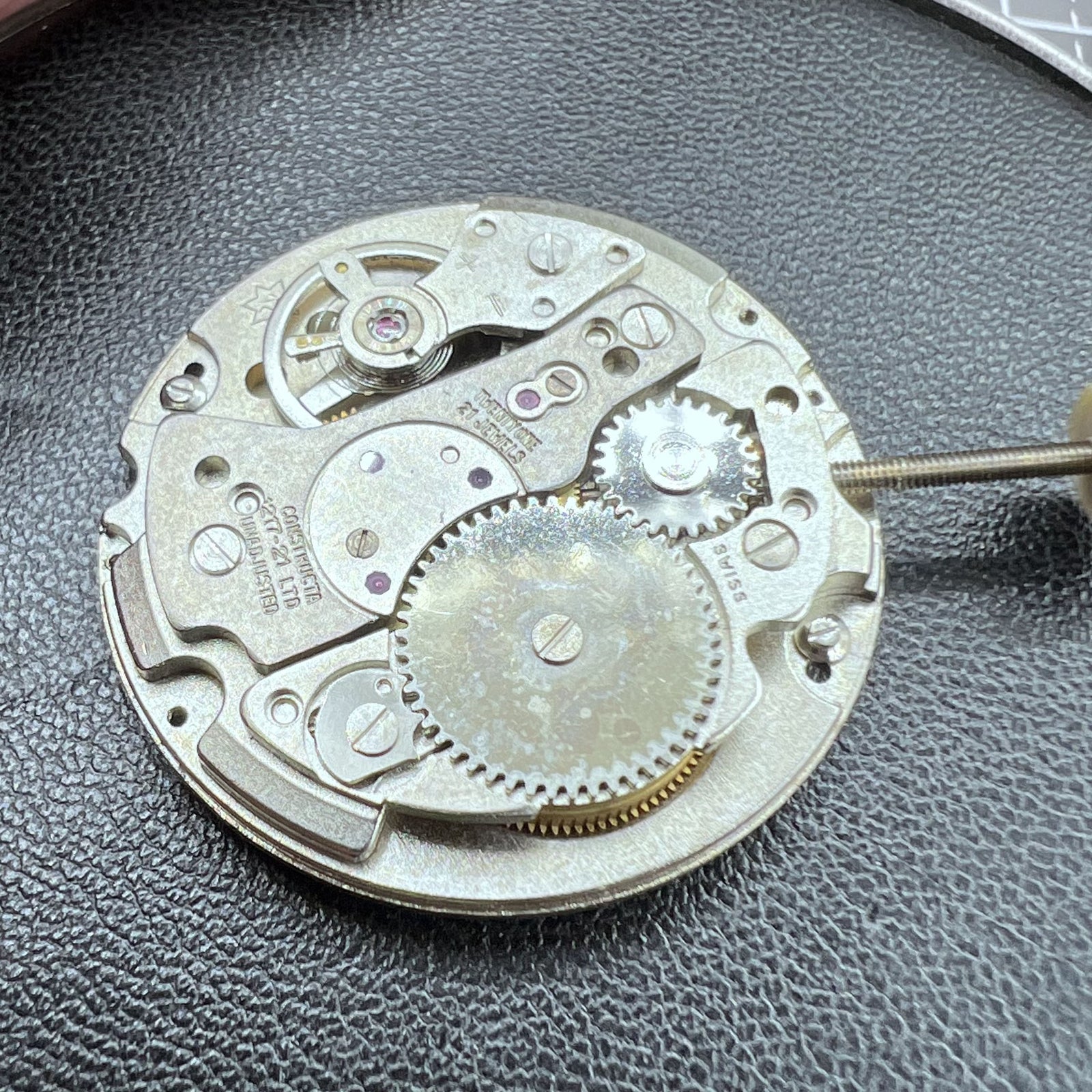 Manuelle Aufzugsuhr mit Swiss RONDA MATIC 1217-21 Uhrwerk, detaillierte Zerlegung und mechanische Bauweise.