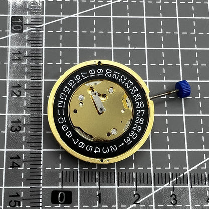 Schwarze Datumsscheibe bei 4 Uhr mit Swiss Made Ronda 5030D Quarzwerk von Uhrteil