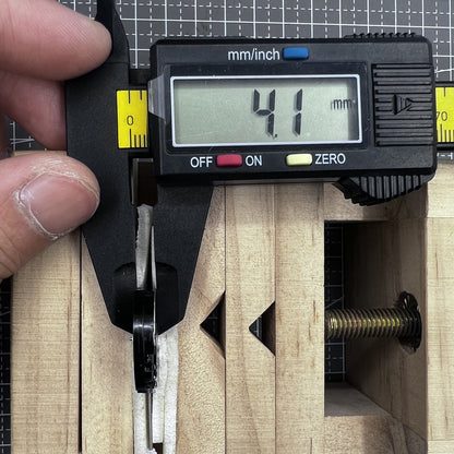 2 Stück Sunon PE81 Quarzuhrwerk mit 3 Zeigern und Datumsanzeige bei 3 Uhr
