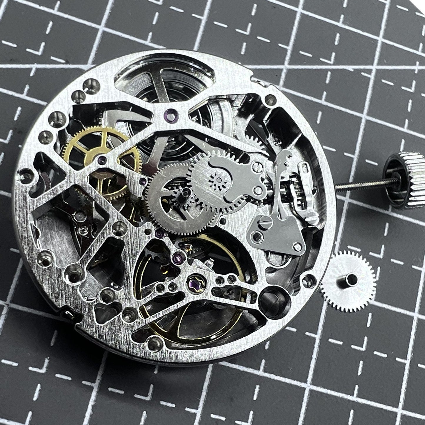 Tianjin Automatikwerk watch mechanism with 24 jewels, hand-engraved silver hollow design for premium watch accessories.