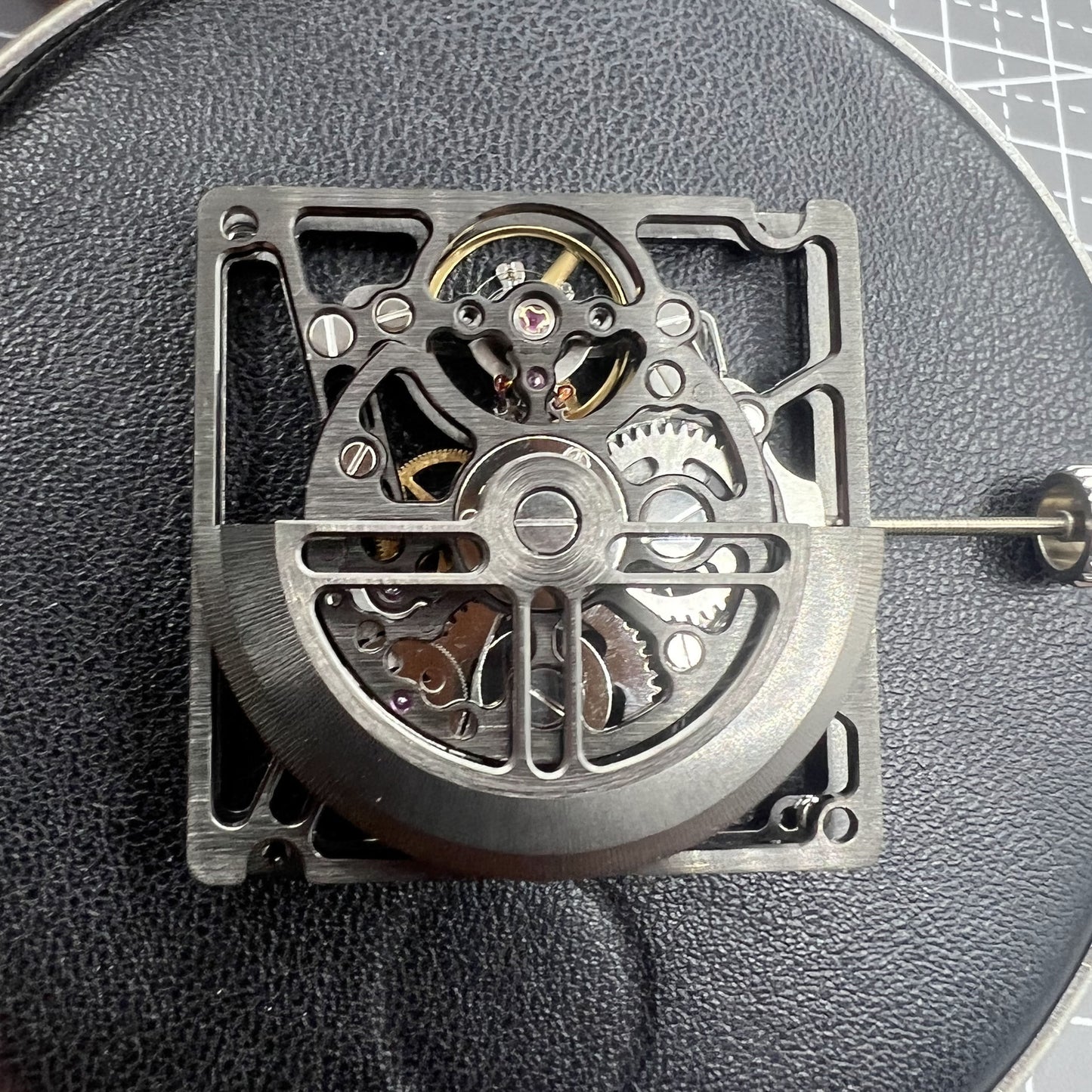 Schwarzes HZ1B01D automatisches mechanisches Uhrwerk mit Hohlquadraten, ideal f�r Uhrenreparatur.