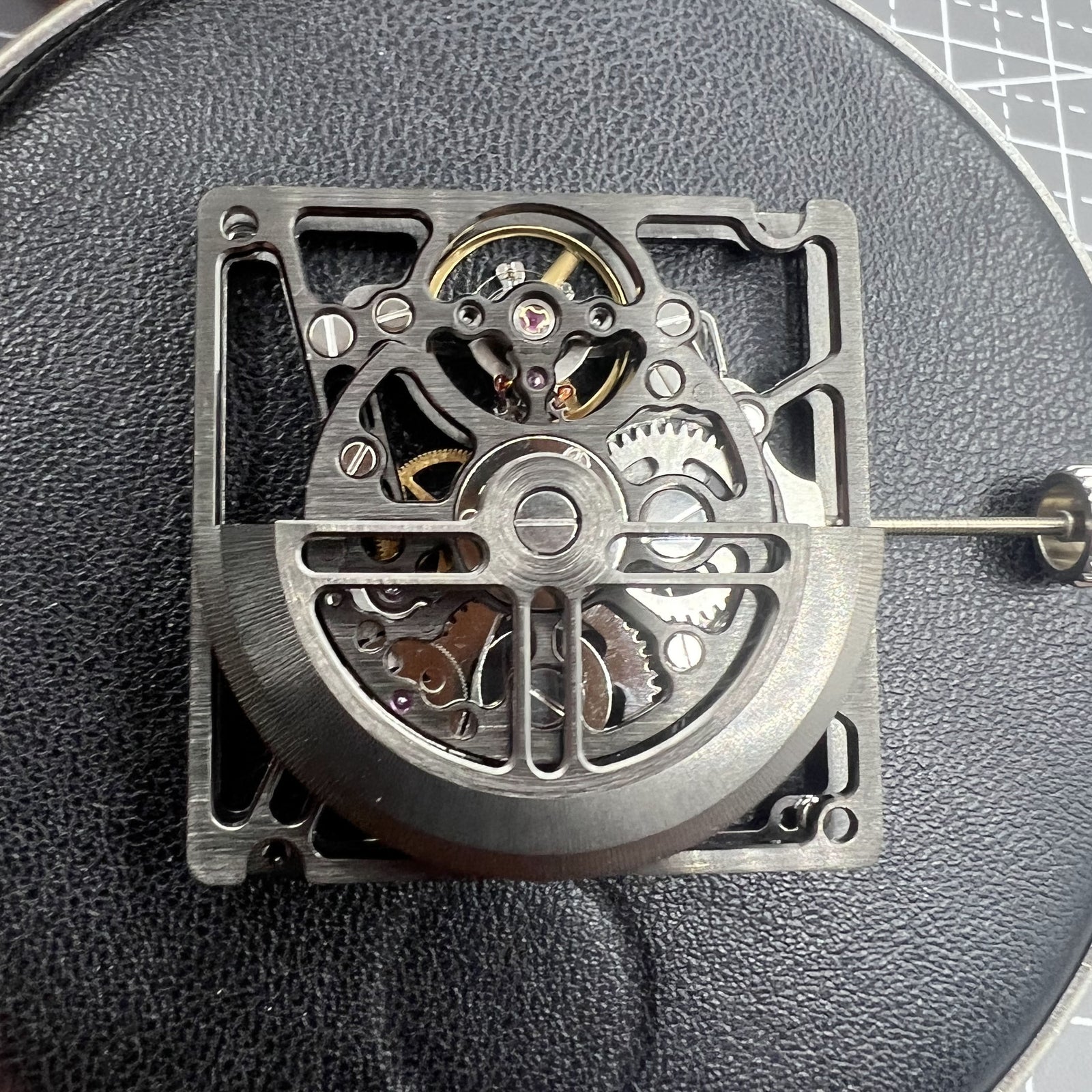 Schwarzes HZ1B01D automatisches mechanisches Uhrwerk mit Hohlquadraten, ideal f�r Uhrenreparatur.