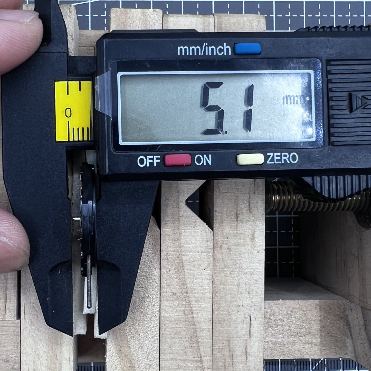 VX3LA Hattori multifunctional quartz watch movement with three dials for precise timekeeping