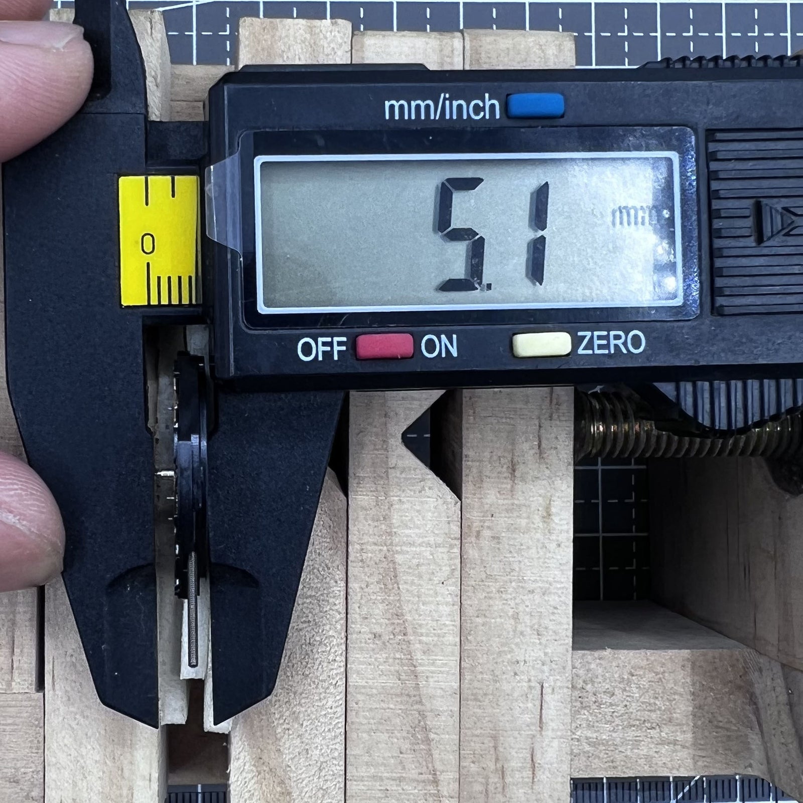 VX3LA Hattori multifunctional quartz watch movement with three dials for precise timekeeping
