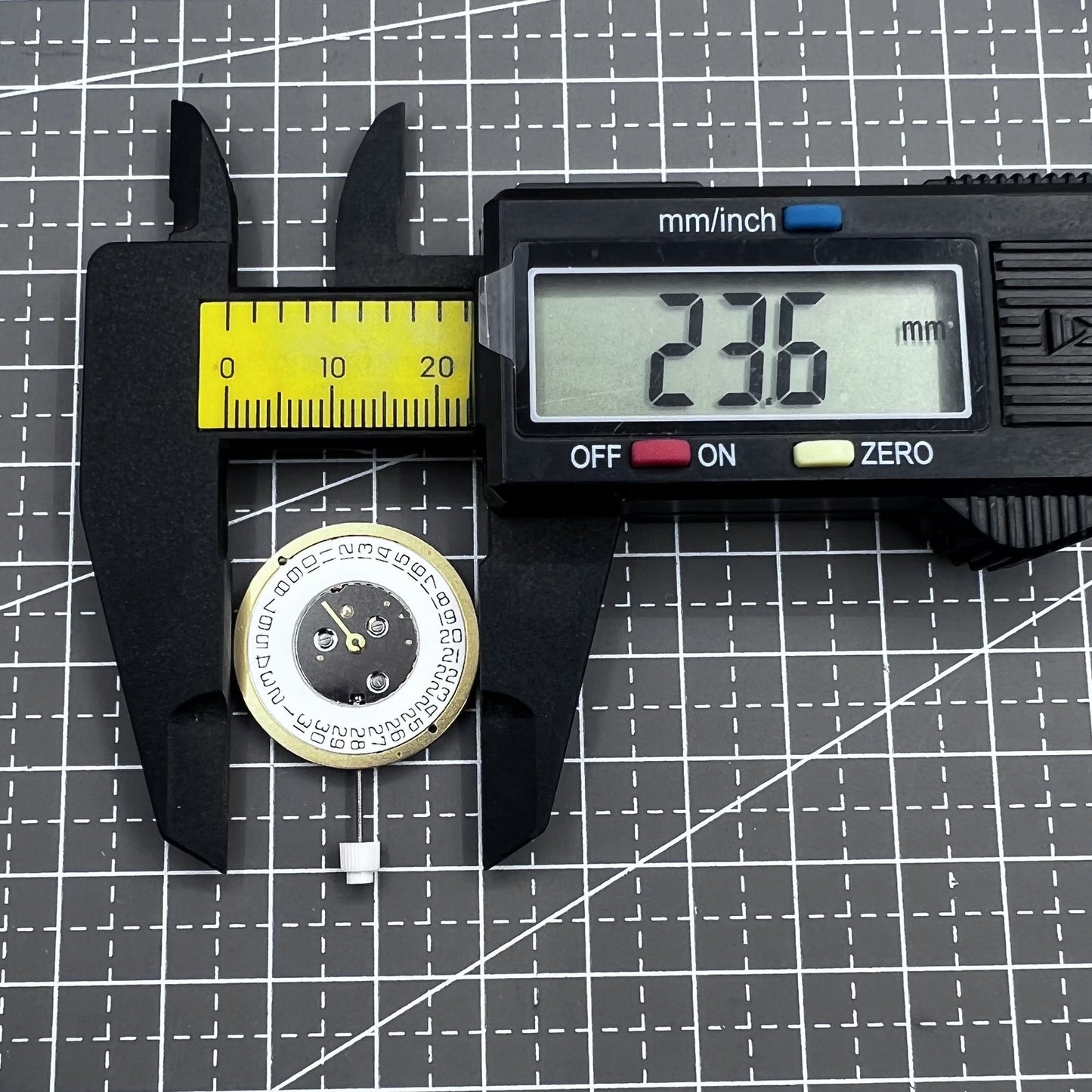 Swiss ISA 220 quartz watch movement with single calendar date at 3 o'clock, ideal for precise timekeeping accessories.