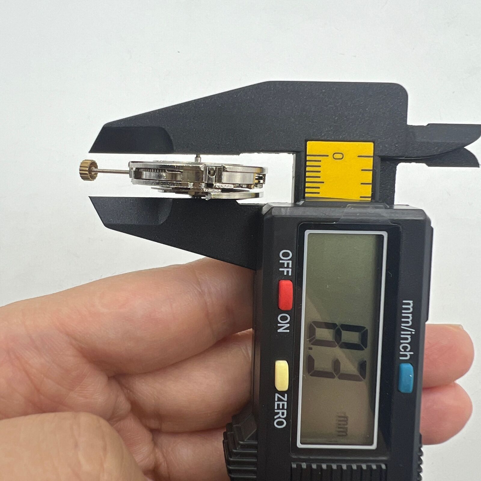 26.5mm 7120 automatic mechanical watch movement with single calendar and three hands for precise timekeeping.