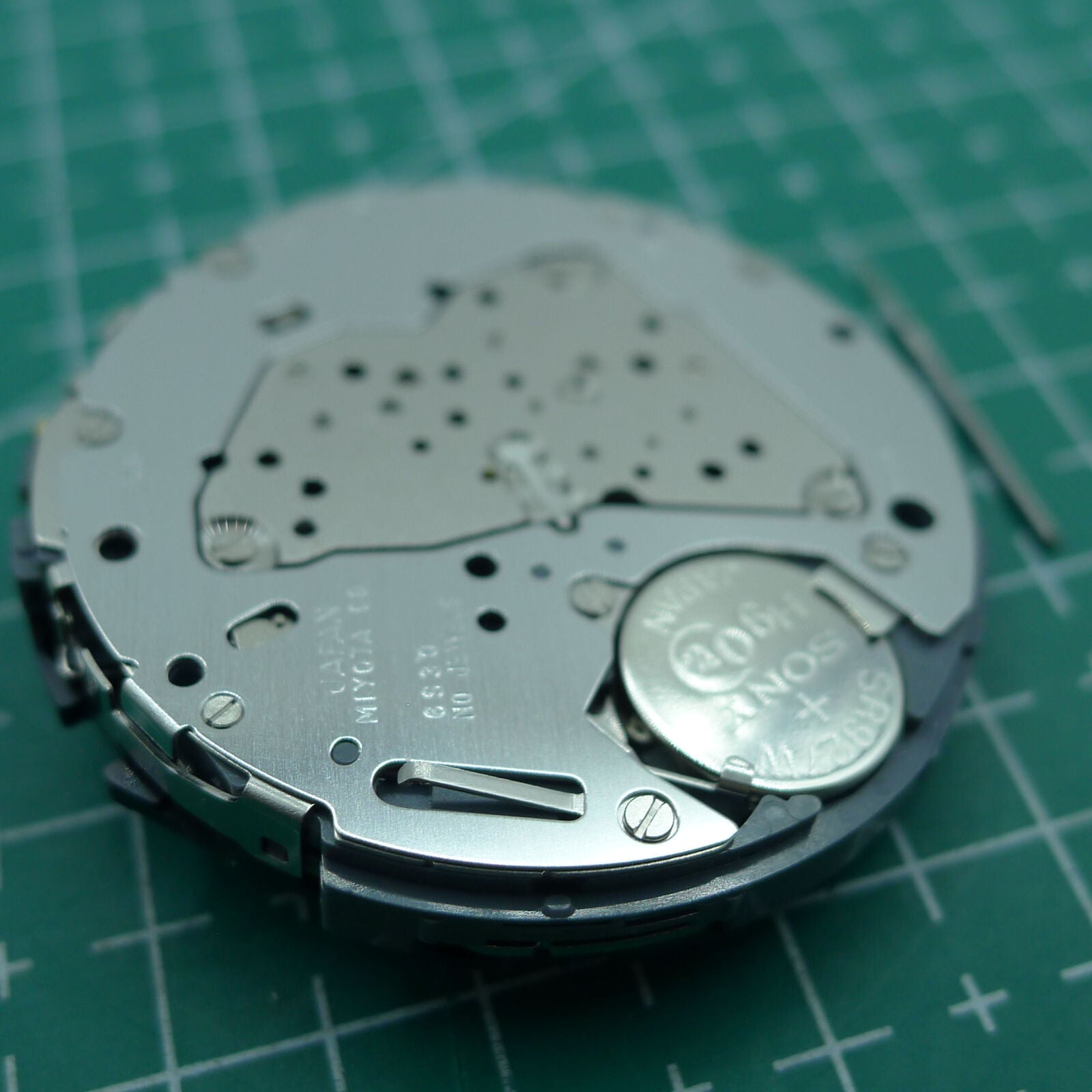 Miyota 6S30 quartz watch movement with date at 4 o?clock and small seconds at 2, 6, 10 positions for wholesale buyers.