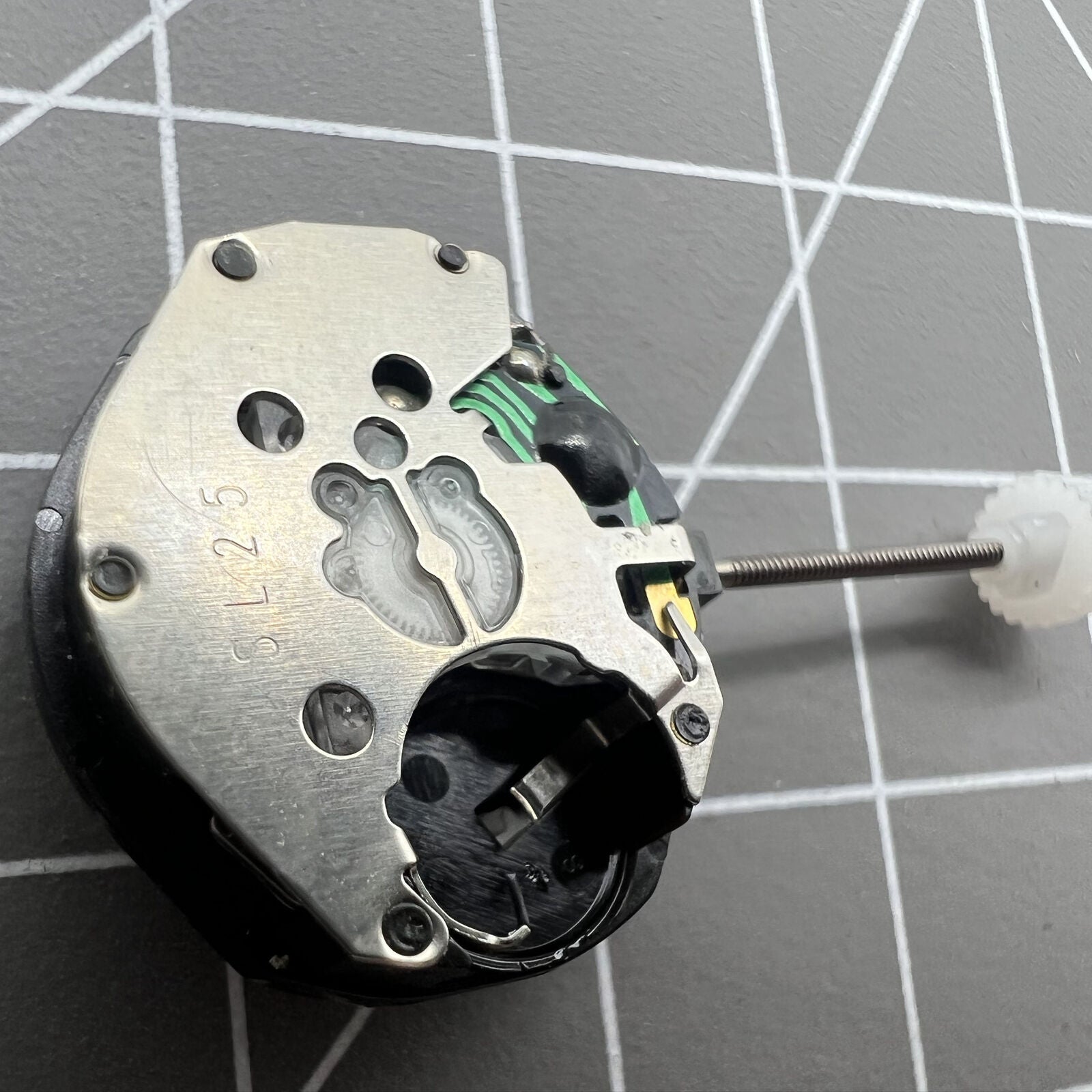 Sunon SL25 quartz watch movement with 3 hands, dual date windows at 3 and 6 o'clock positions for precise timekeeping.